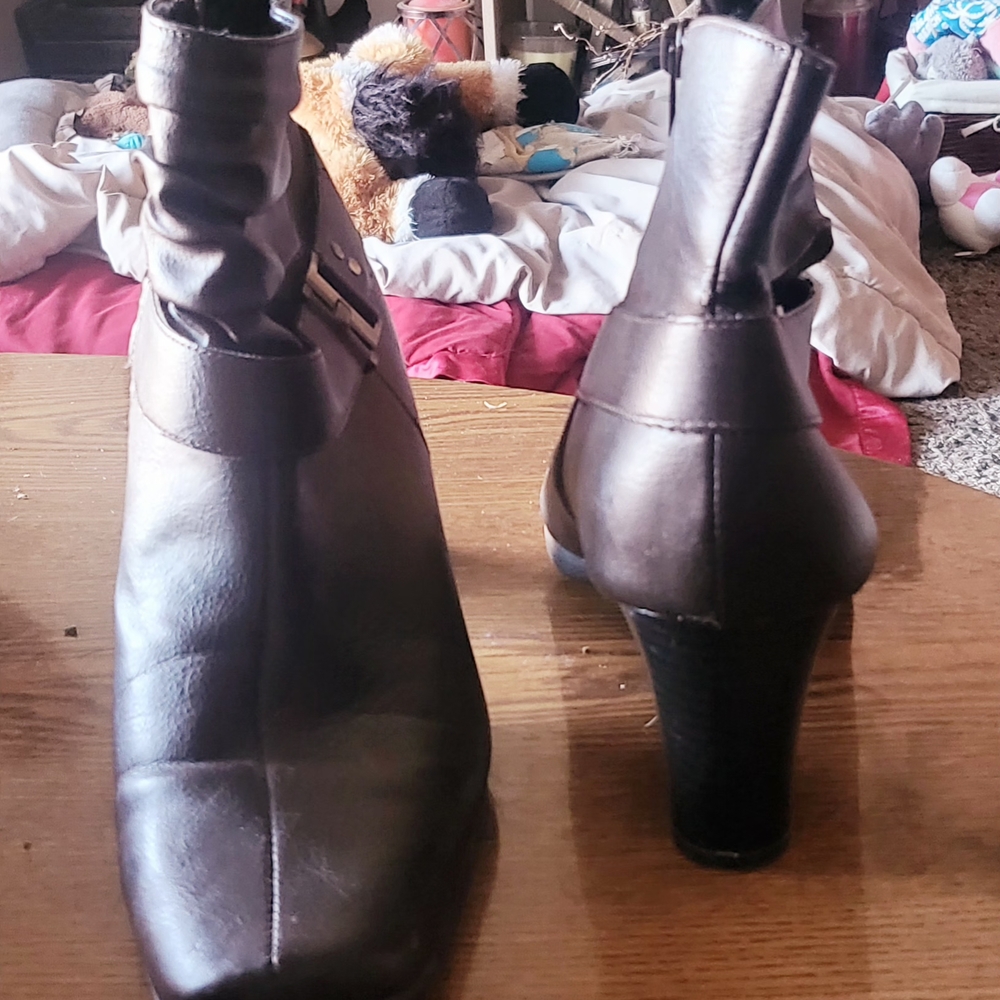 Chic Brown Heeled Boots